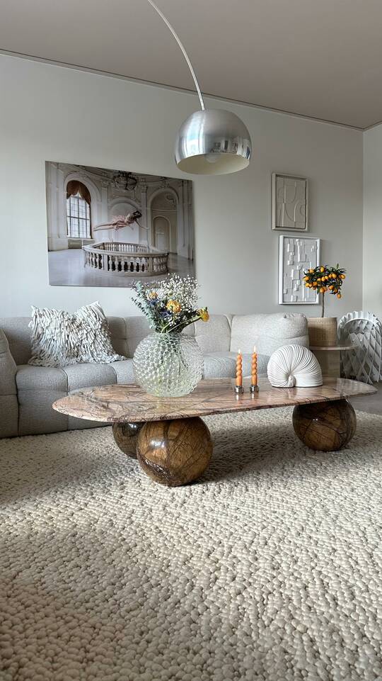 White  kilim drop / struktur -  Carpet in a living room.