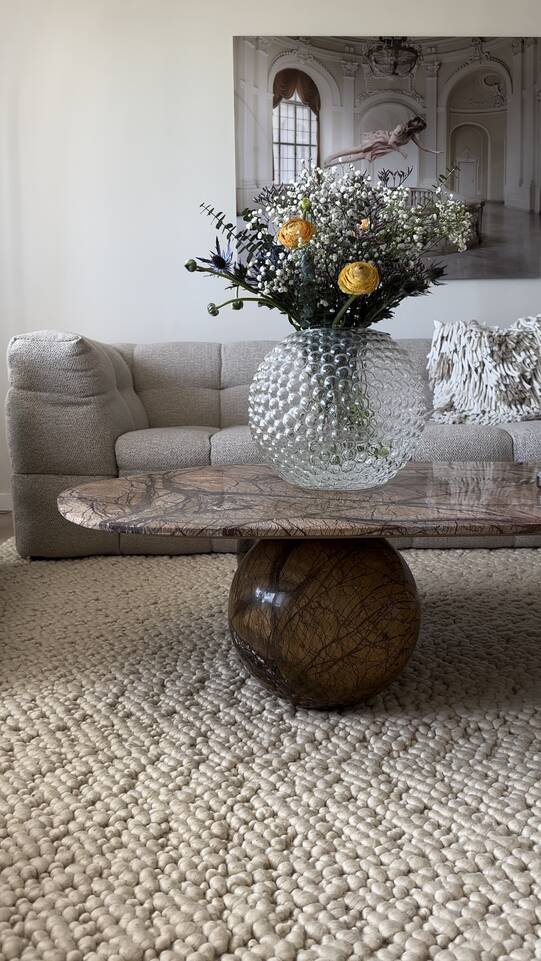 Alfombra kilim drop / struktur blanca  en salón.