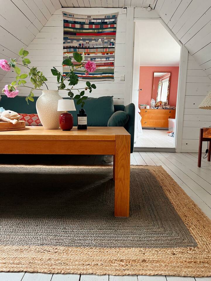 Black / grey  jute -  Carpet in a living room.