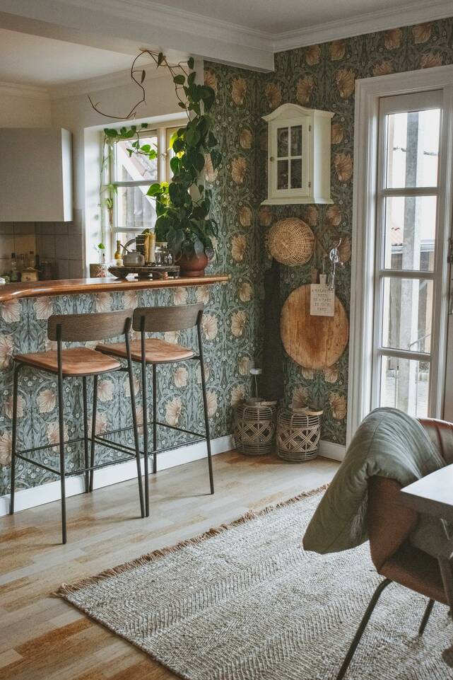 White  jute -  Carpet in a dining area.