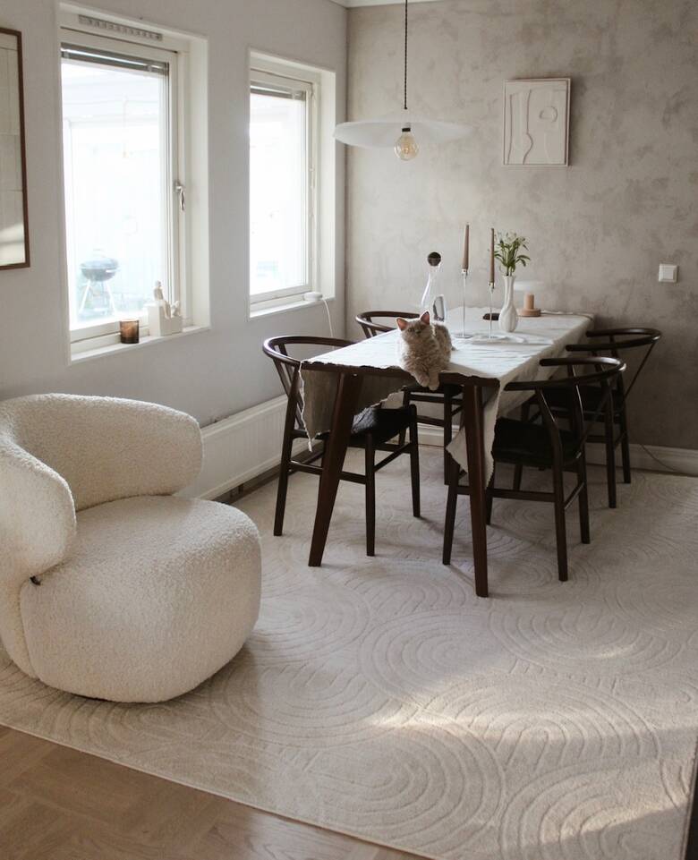 White  milano pp jute -  Carpet in a dining area.