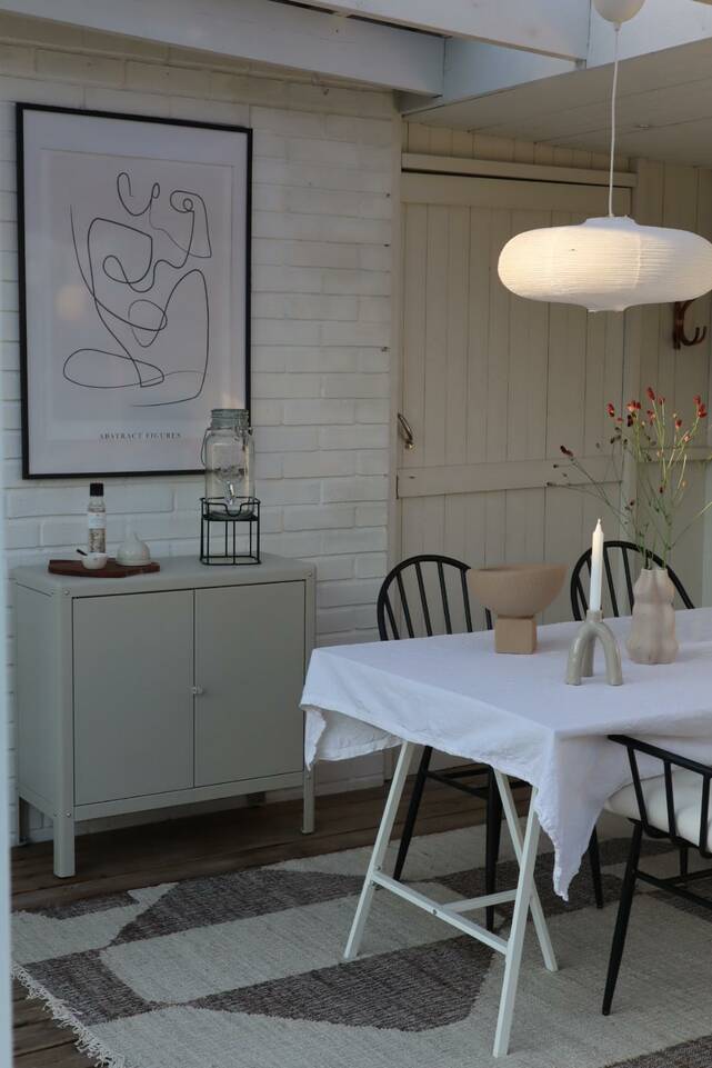 Black / grey  jute cotton -  Carpet in a dining area.