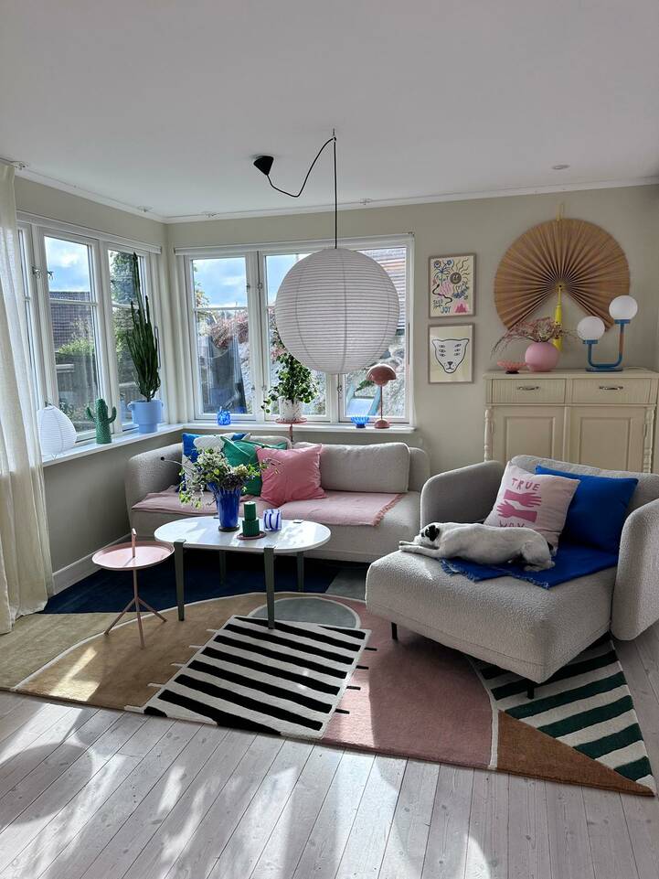 Black / grey  kids carpet -   in a living room.