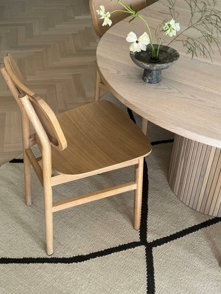 White  kilim modern -  Carpet in a dining area.