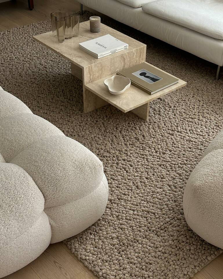 White  kilim drop / struktur -  Carpet in a living room.