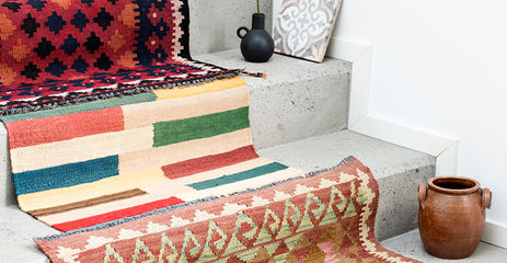 Brauner / gelber  Kelim afghan old stil - Teppich in einem Flur