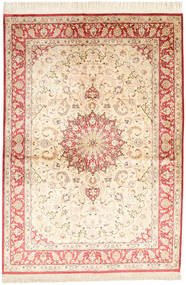 絨毯 ペルシャ クム シルク 署名: Ahmadi 139X198 ベージュ/レッド (絹, ペルシャ/イラン)